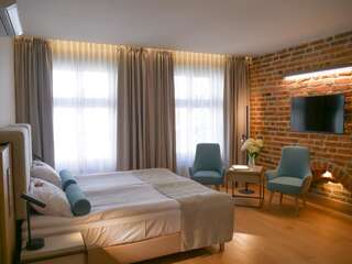 Отель Hotel Spichrz Торунь Улучшенный двухместный номер Делюкс с 1 кроватью или 2 отдельными кроватями-1